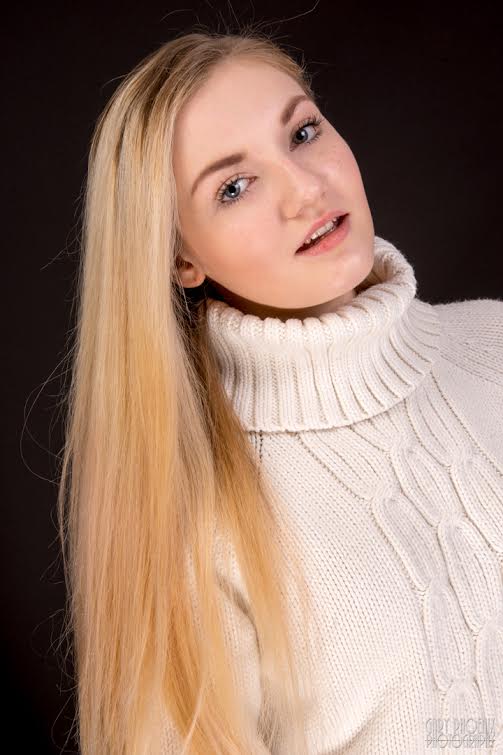 Female model photo shoot of Krystal Hoelscher