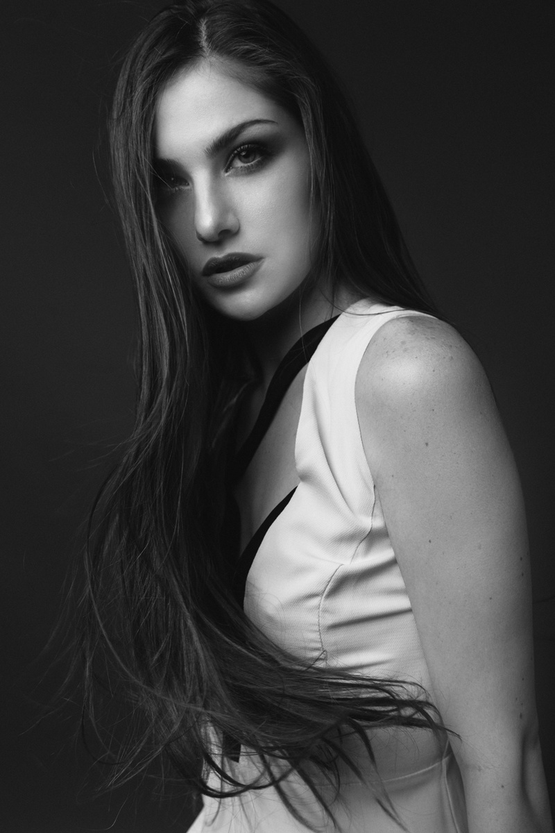 Female model photo shoot of Lindseeymichelle