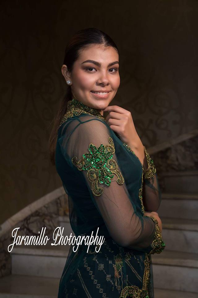Female model photo shoot of Estefania17