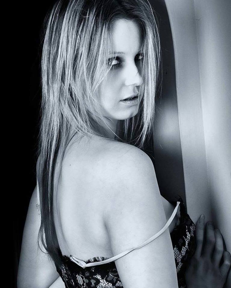 Female model photo shoot of Elle DeCadenais