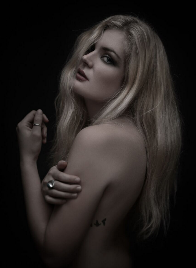 Female model photo shoot of Annika Karlsen