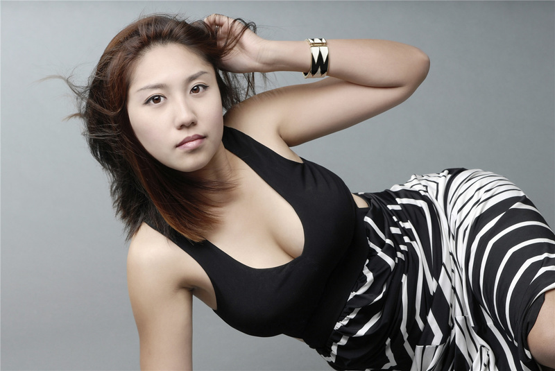 Female model photo shoot of Nana  Z