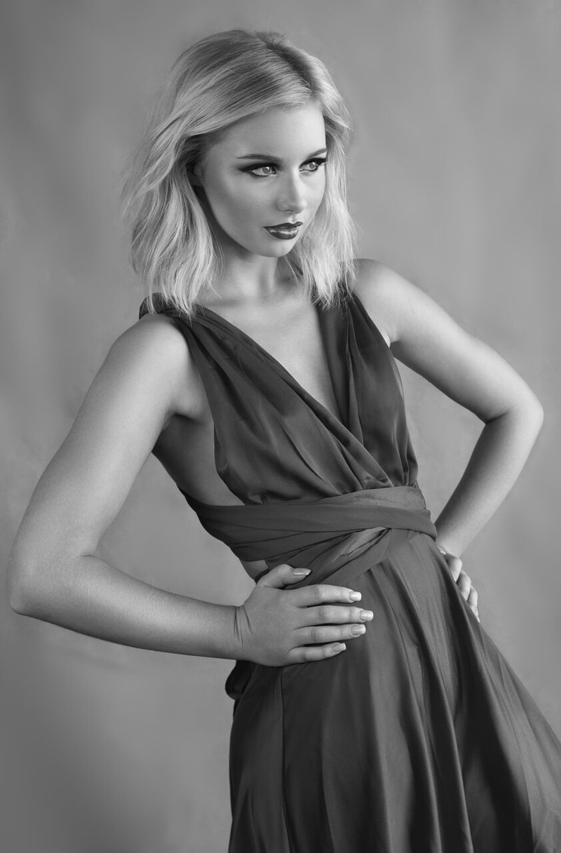 Female model photo shoot of Bella Valentini