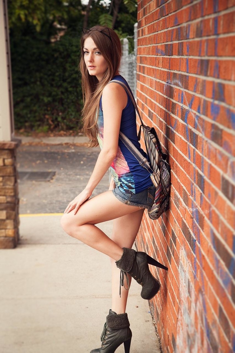 Female model photo shoot of Danielle Gibson