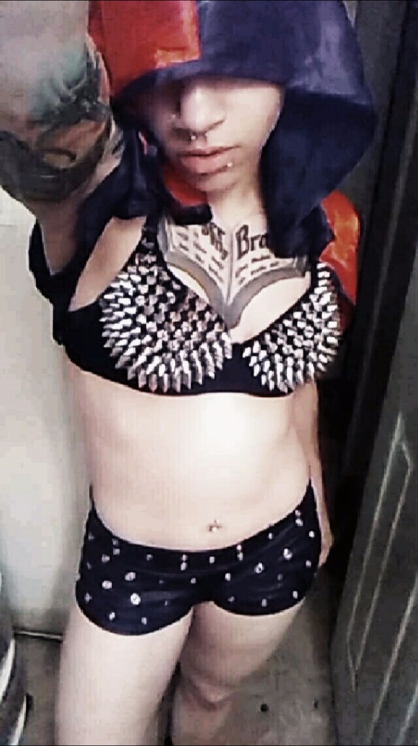 Female model photo shoot of HarleyQuinnette