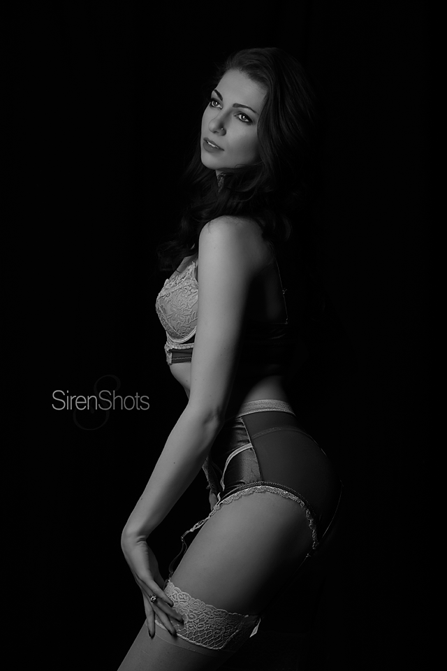 Female model photo shoot of SirenShots and Virus Vamp