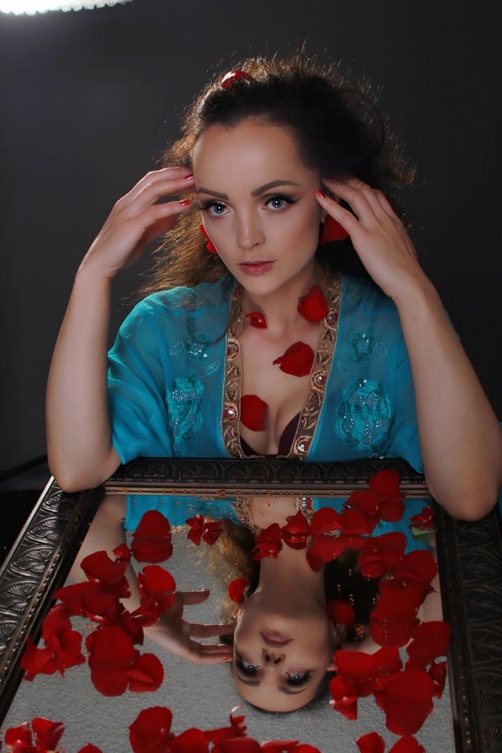 Female model photo shoot of makeupmissy