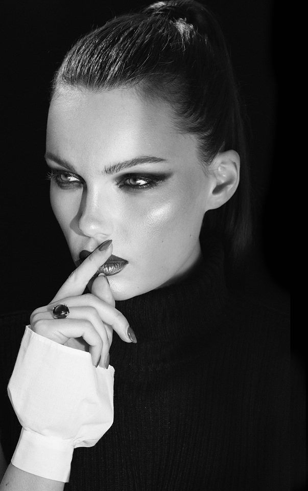Female model photo shoot of Joanna Krause