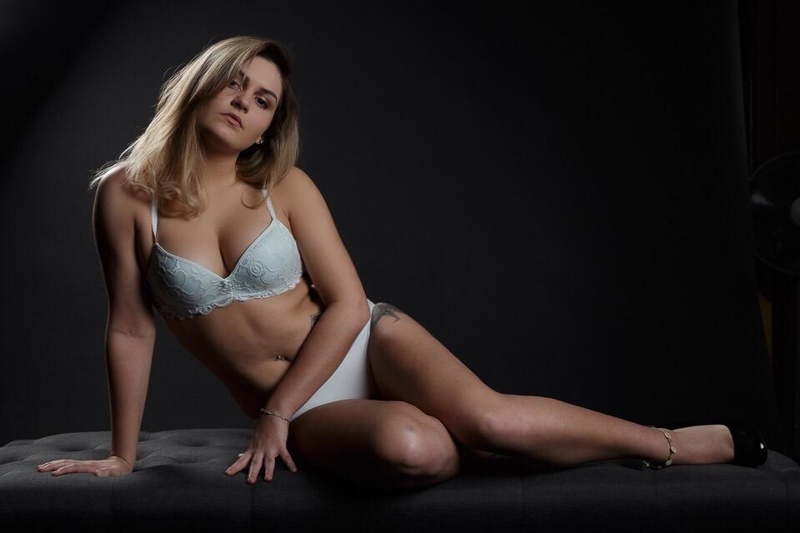 Female model photo shoot of Mariah_Bainbridge