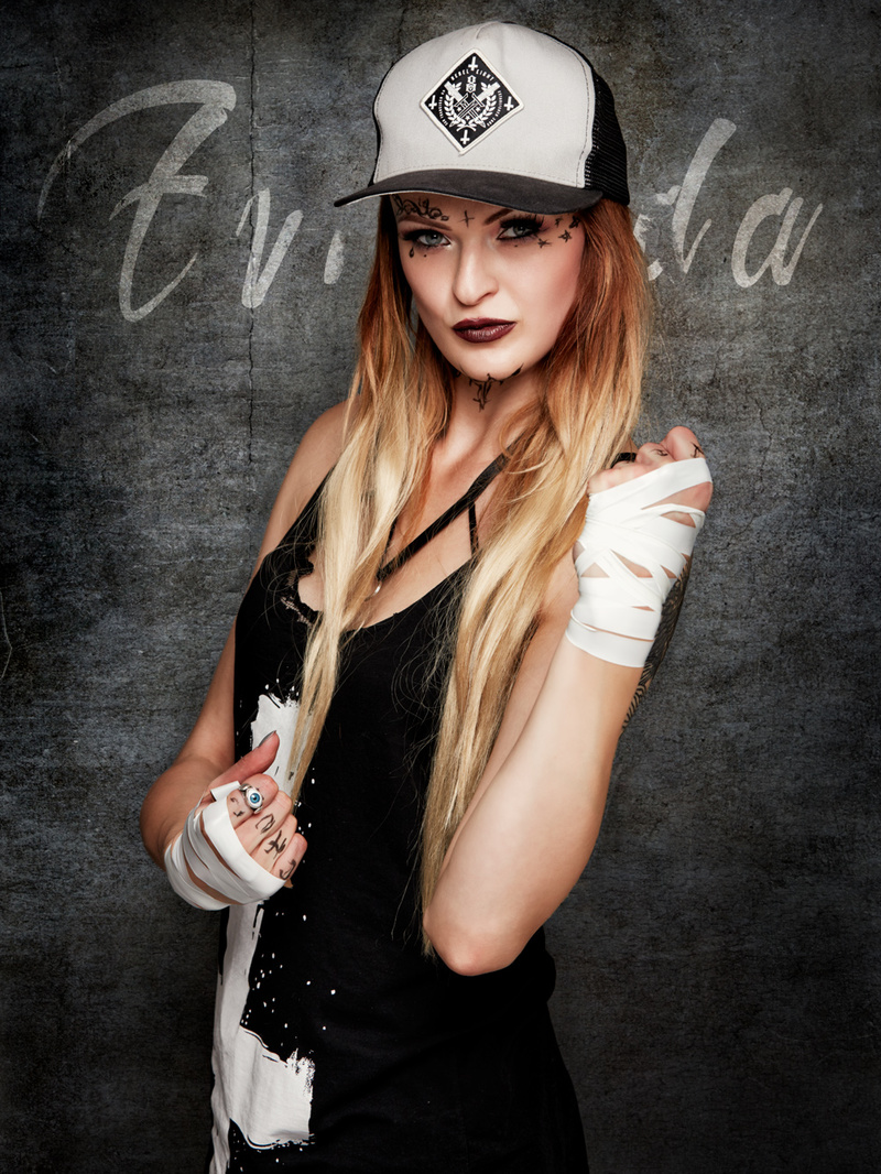 Female model photo shoot of Evilinda