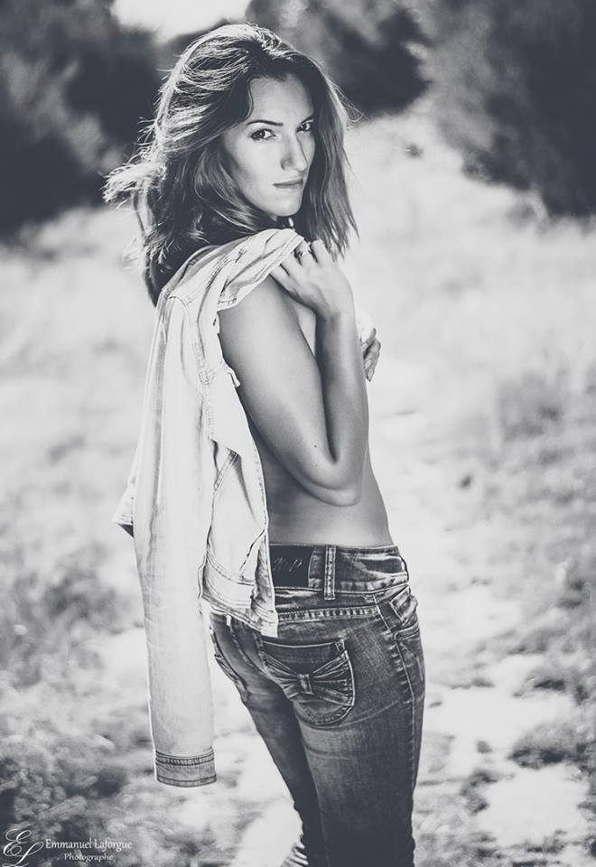 Female model photo shoot of Taina Wild