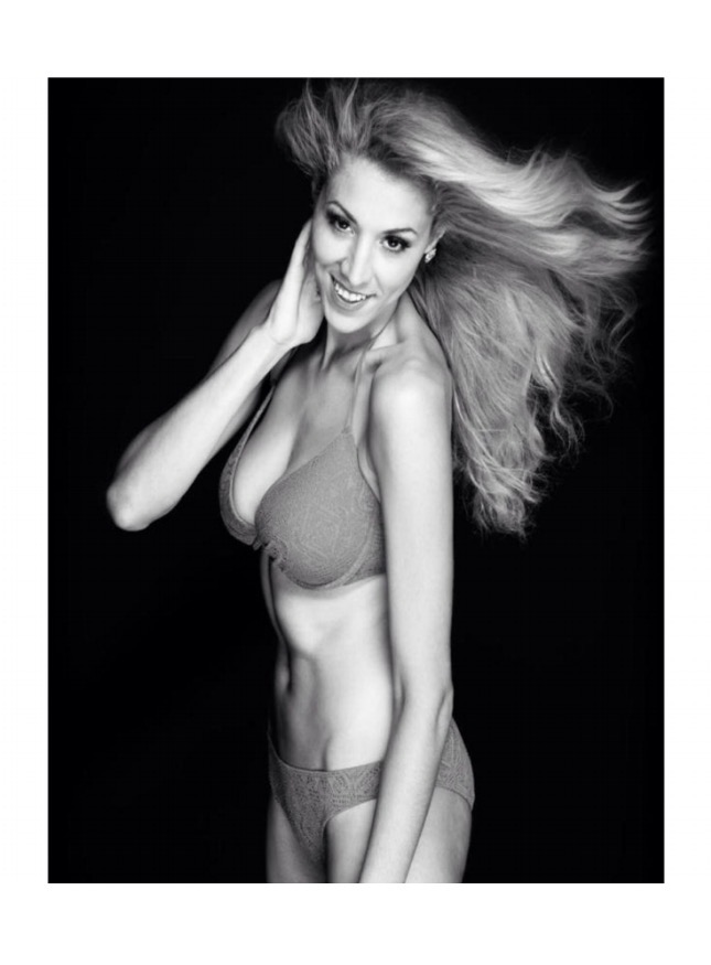 Female model photo shoot of Jennifer Guedes 