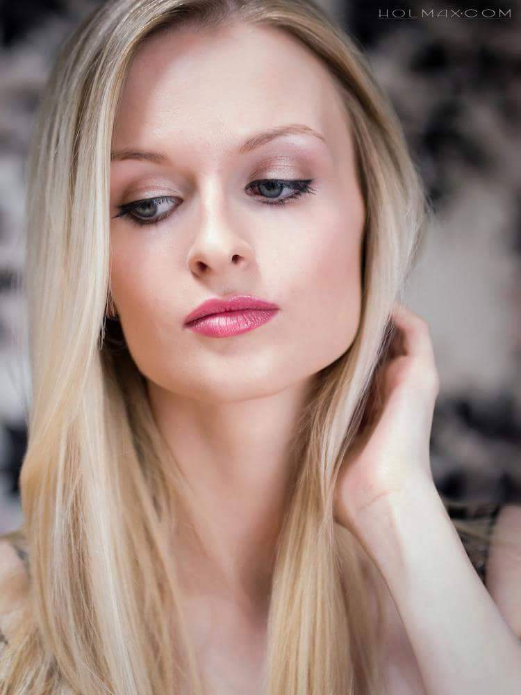 Female model photo shoot of Rebecca Anne Model