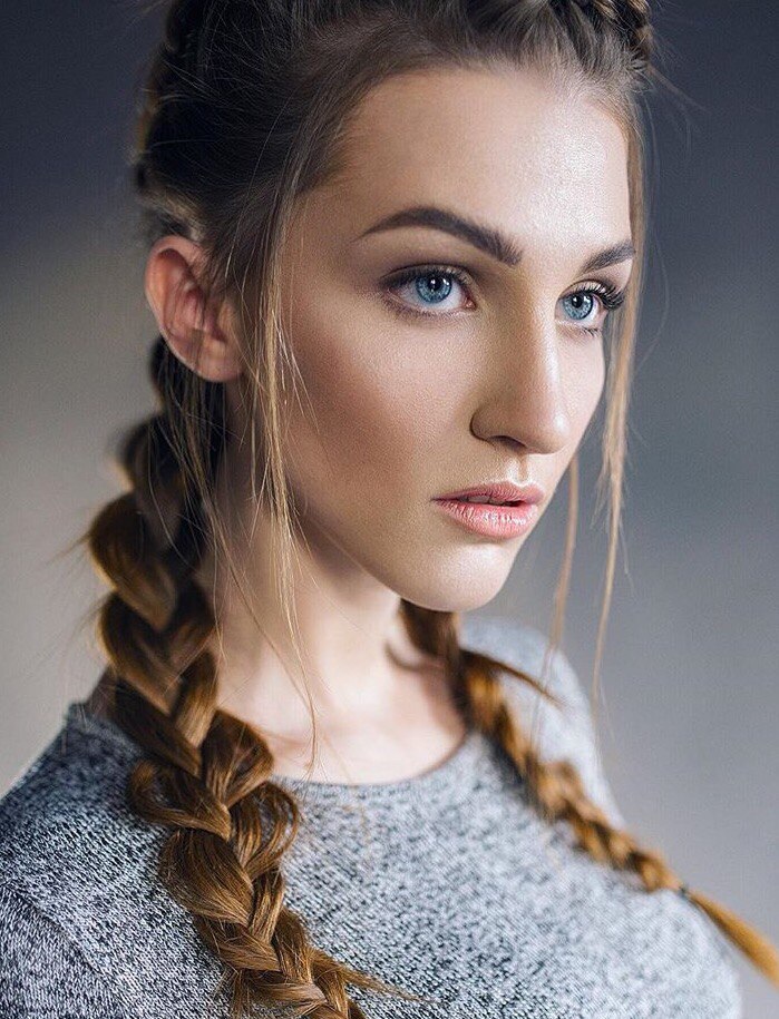 Female model photo shoot of Danilava