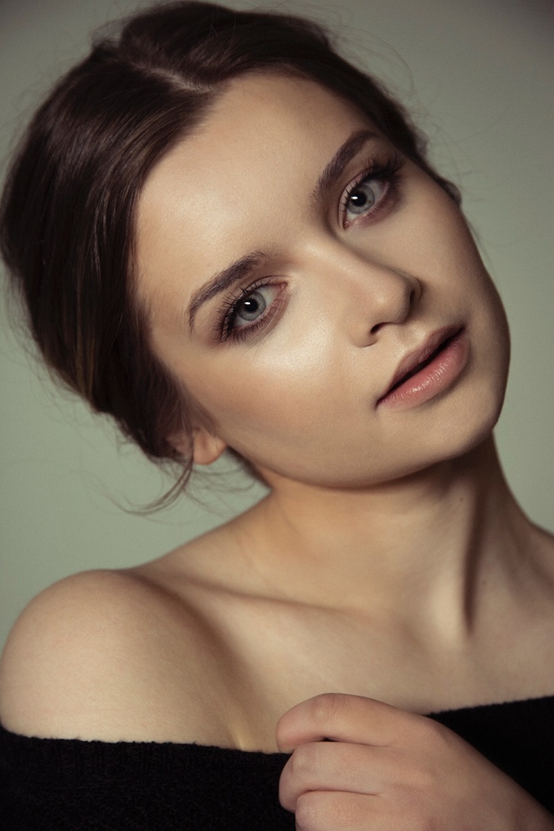 Female model photo shoot of Olia 