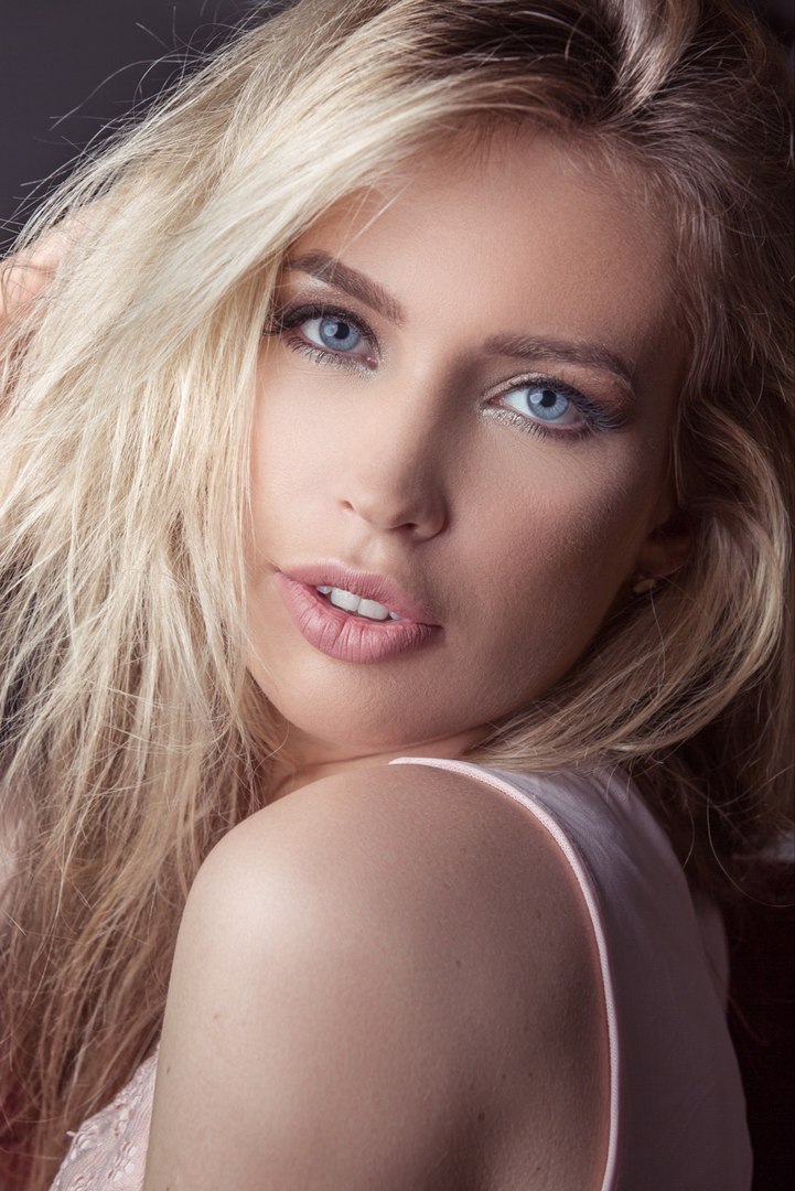 Female model photo shoot of nadya_kolt