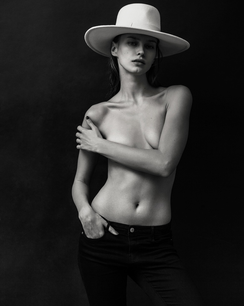 Female model photo shoot of Ann_Glitch_Kott