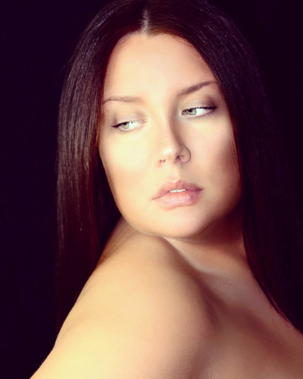 Female model photo shoot of Aysha Mirza Photography
