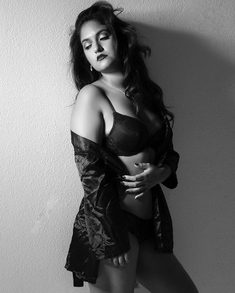 Female model photo shoot of Nuvia_Xoxo