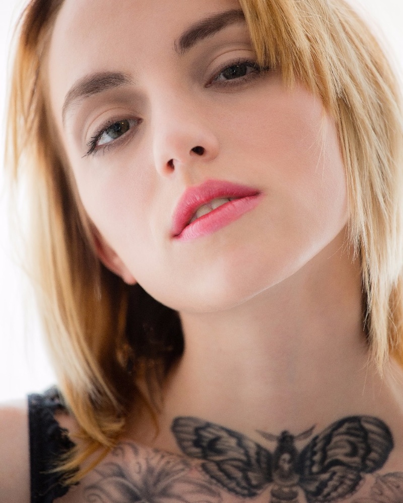 Female model photo shoot of Dana Ben