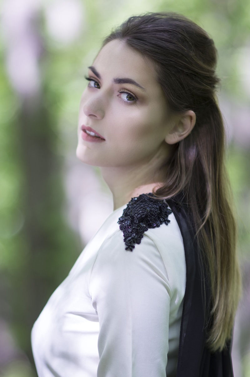 Female model photo shoot of Livia MUA 