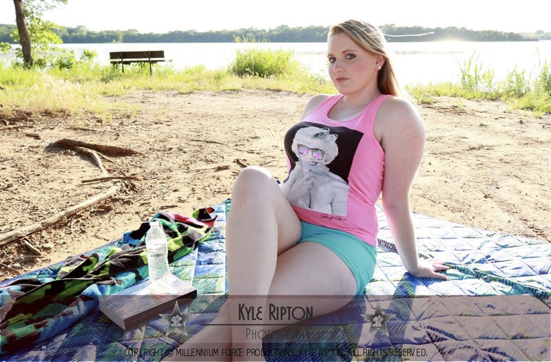 Female model photo shoot of TiffineyH in Cushing lake