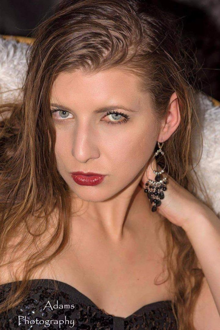 Female model photo shoot of Elizabeth Tapp