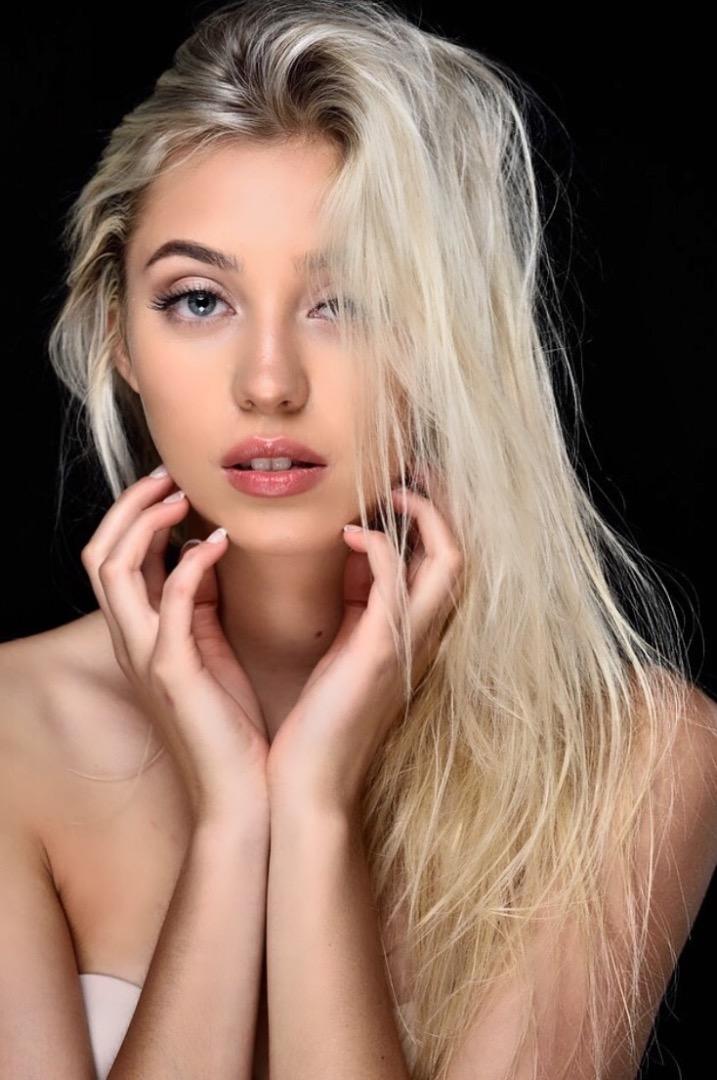Female model photo shoot of Alicja August