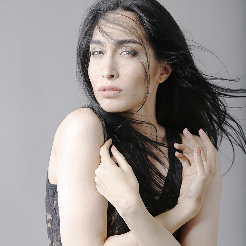 Female model photo shoot of Mona Zoho