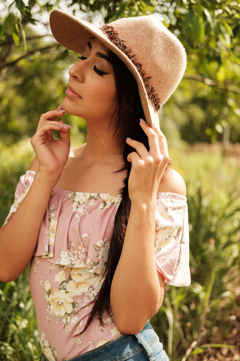 Female model photo shoot of Mayra Cahue