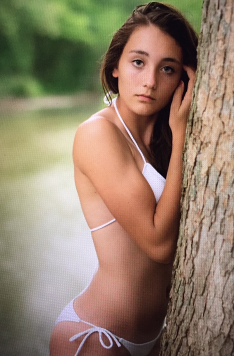 Female model photo shoot of KaylieCampell5