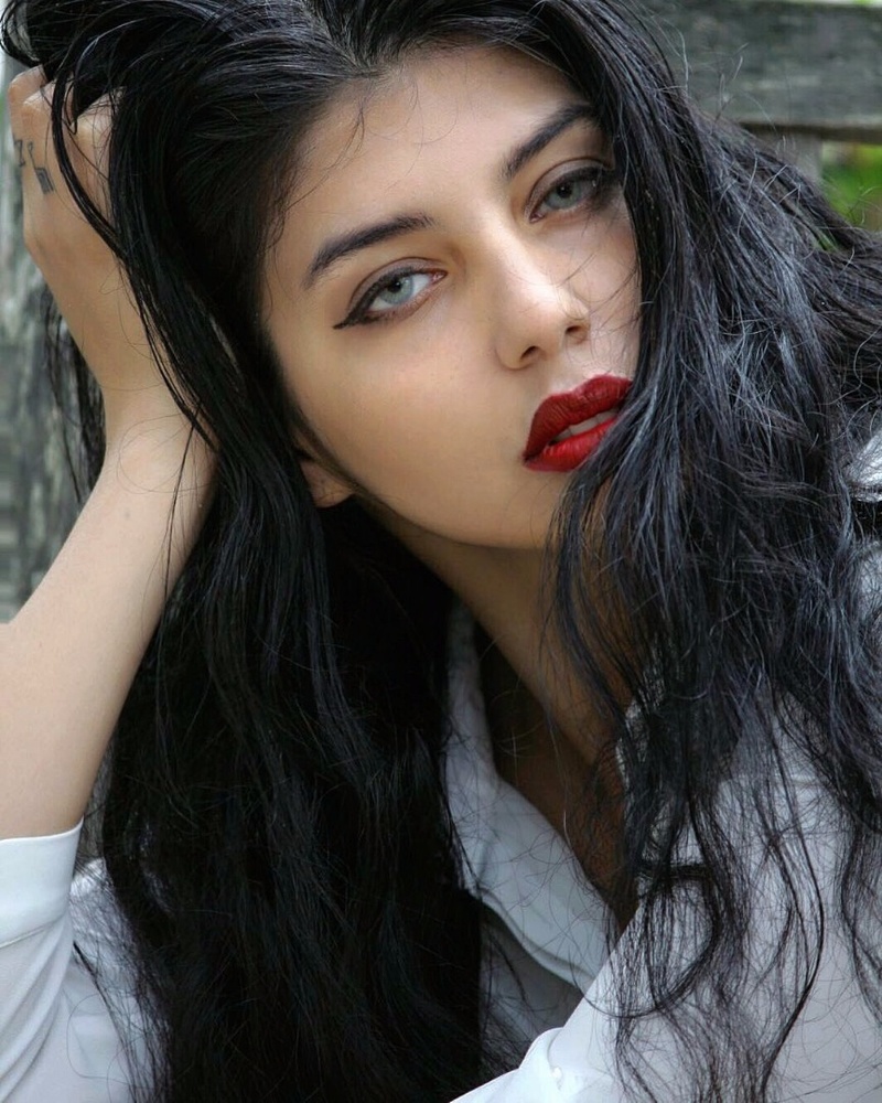 Female model photo shoot of soraya bld