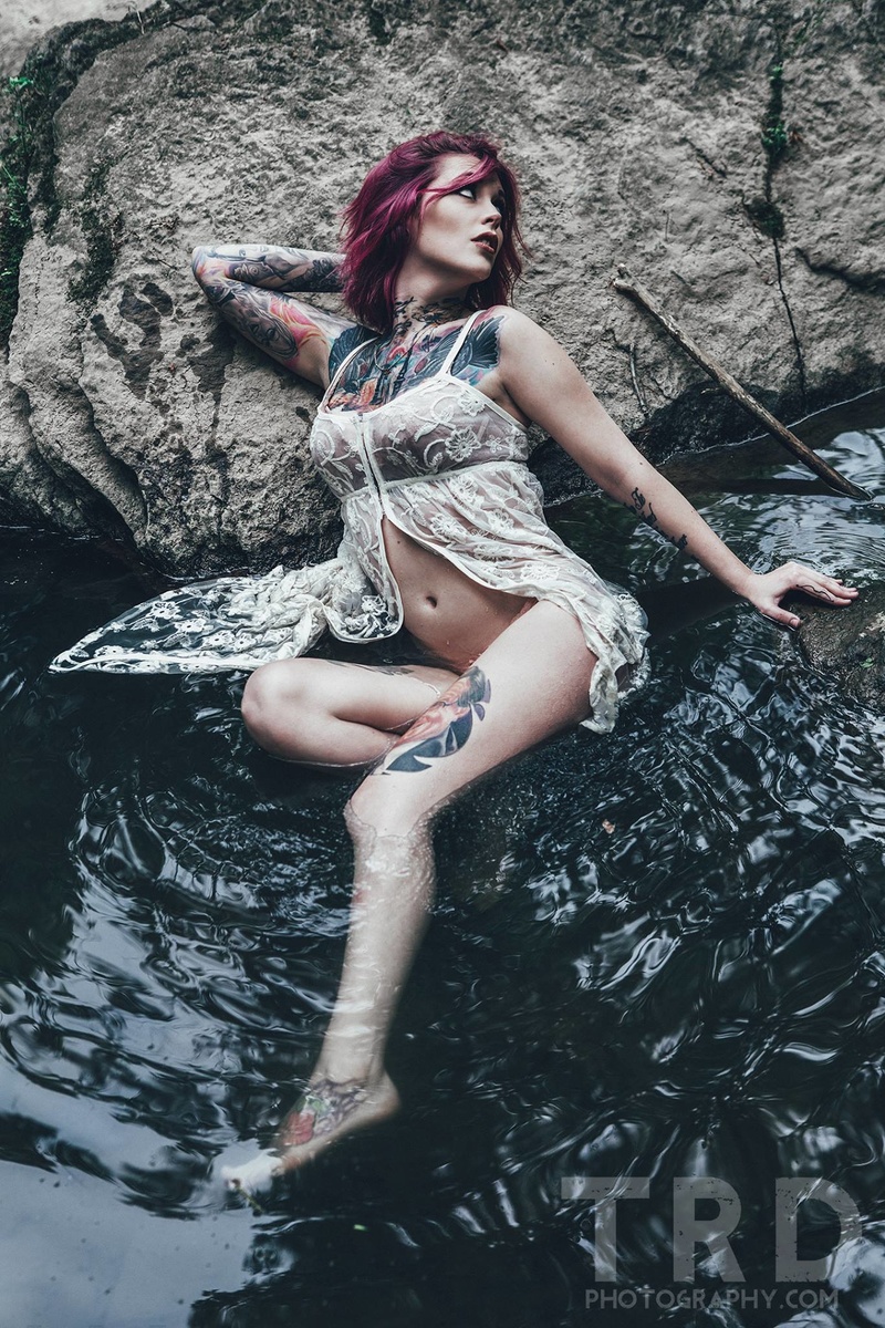 Female model photo shoot of Amanda Pocalypse