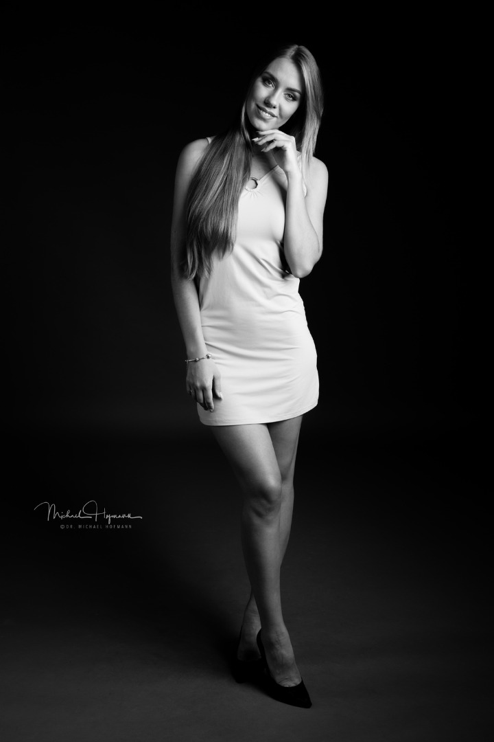 Female model photo shoot of Stefani Kovalyova