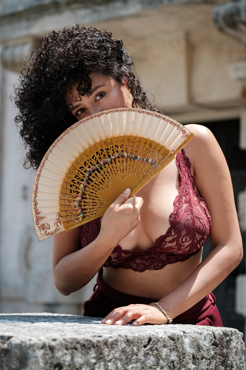 Female model photo shoot of Curlykath