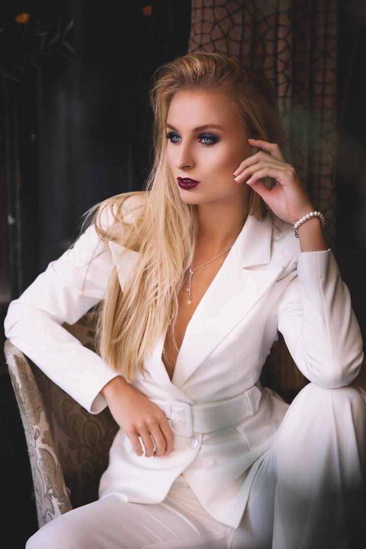 Female model photo shoot of Yuliya Novikava