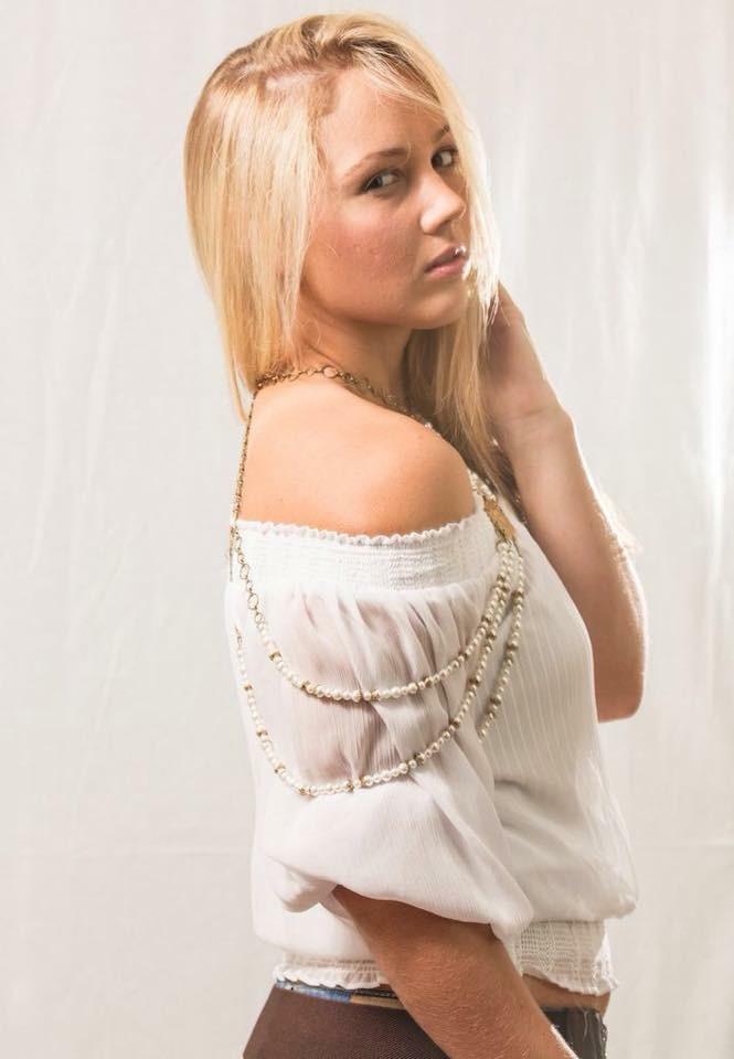 Female model photo shoot of Laura Ledford