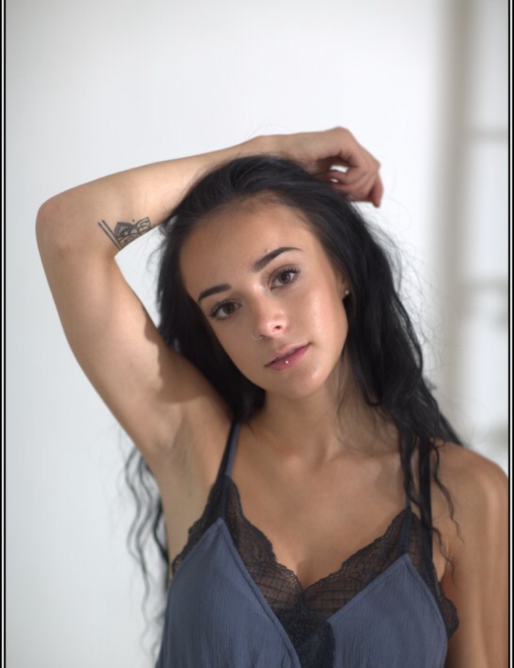Female model photo shoot of isaroydionne