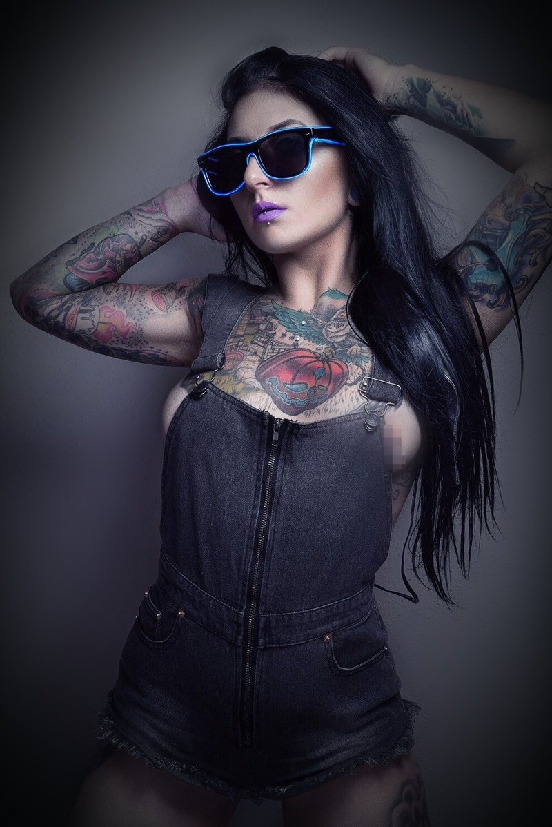Female model photo shoot of Darina Tattoo Artist