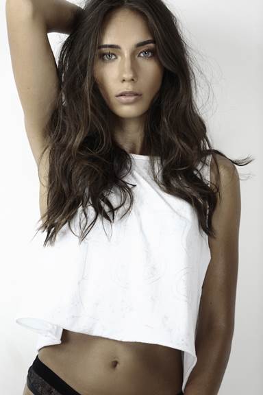 Female model photo shoot of Thaina Bortolini 