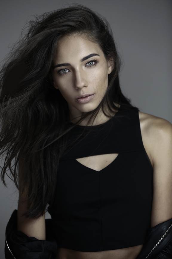 Female model photo shoot of Thaina Bortolini 