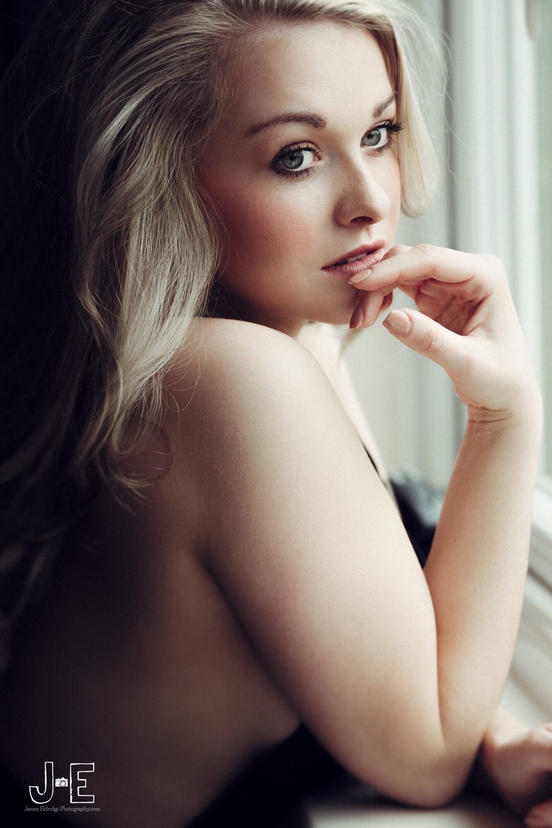 Female model photo shoot of Leigh sinden