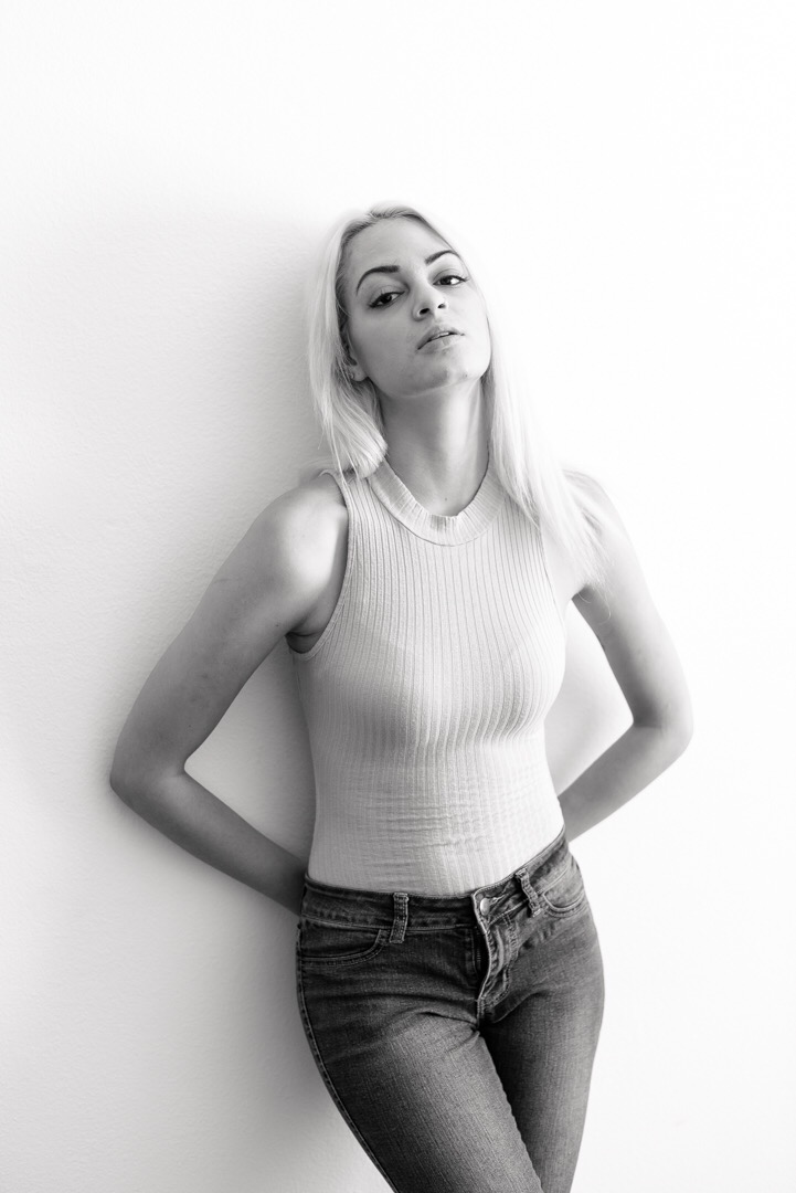 Female model photo shoot of Bella Crimson