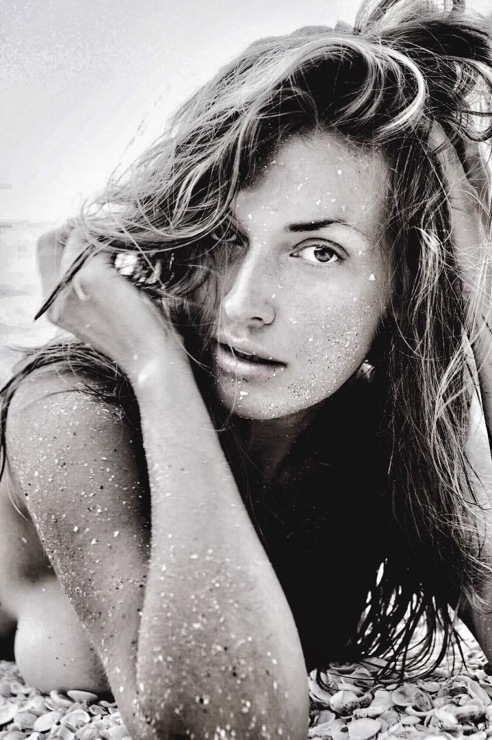 Female model photo shoot of Magdalena Dziun