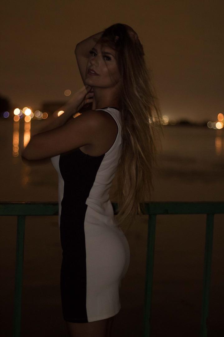 Female model photo shoot of Chloe Fountain
