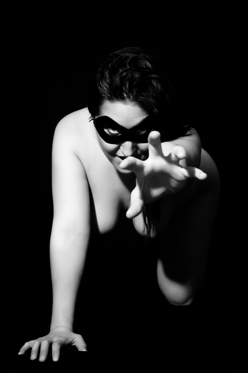 Female model photo shoot of Lola Black Widow