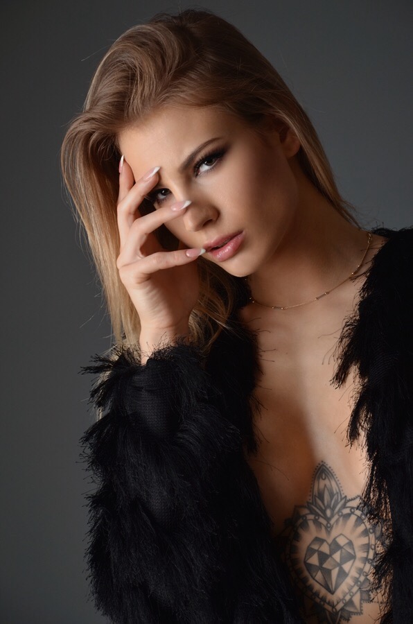 Female model photo shoot of AlexandraKa