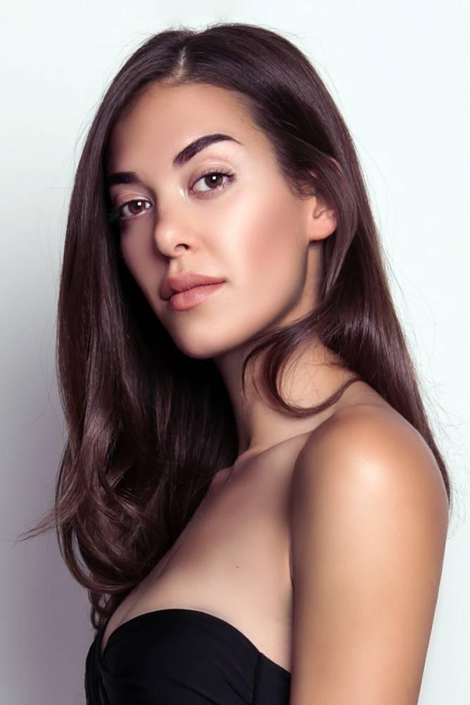 Female model photo shoot of Alicia Kom