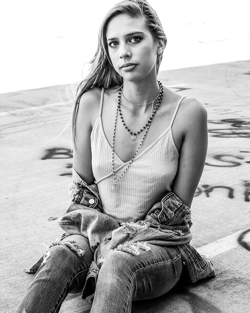 Female model photo shoot of Cassandra Broome