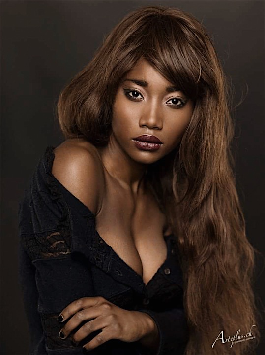 Female model photo shoot of Mimi Desuka